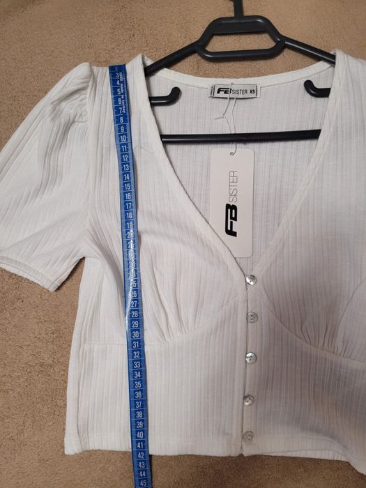 Bluză albă FB Sister, cu nasturi, stil romantic – mărimea XS
