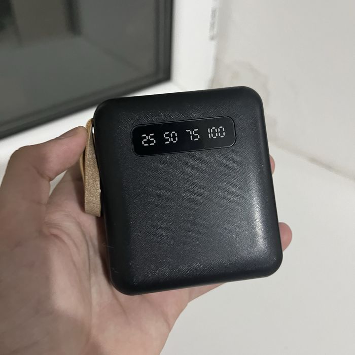Мини-повербанк 5000 mah + фонарик + 4 кабеля