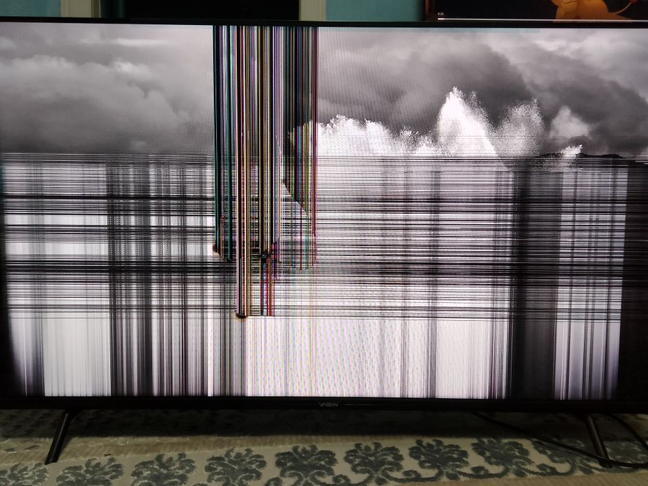 Телевизор Yasin побитая