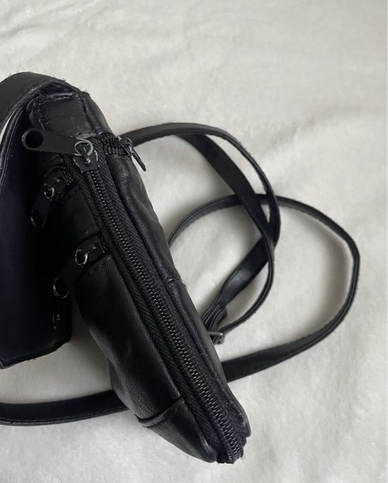 Страхотна кожена дамска чантичка с дълга дръжка!