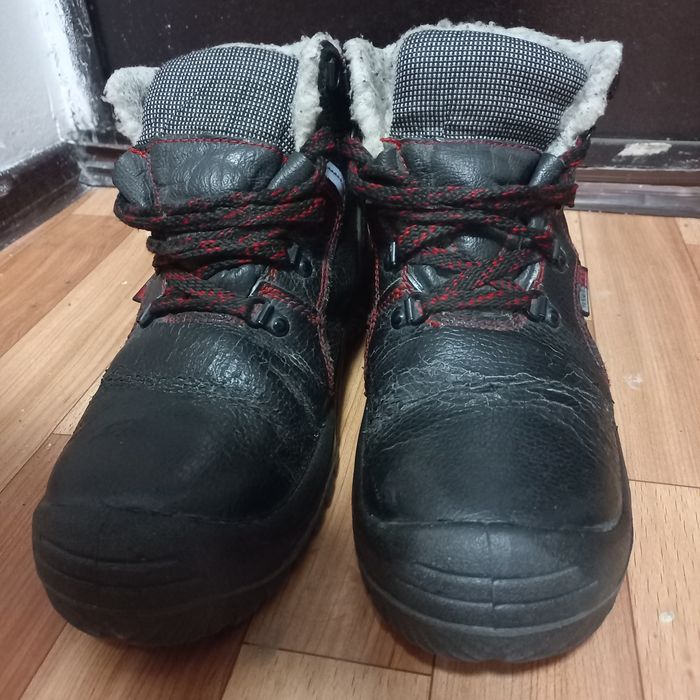 Продам спецобувь , размер 42.