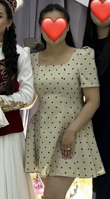 Короткое платье в горошек