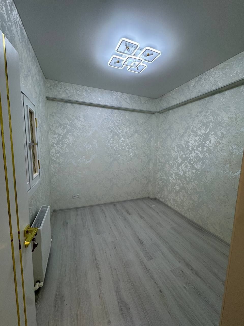 3-xonali 3-qavatda 72m² kvartira sotiladi.
3-qavatli g'ishtli dom.
Nar
