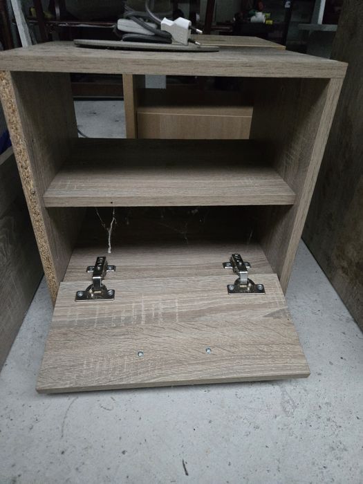 Единични легла и нощни шкафчета