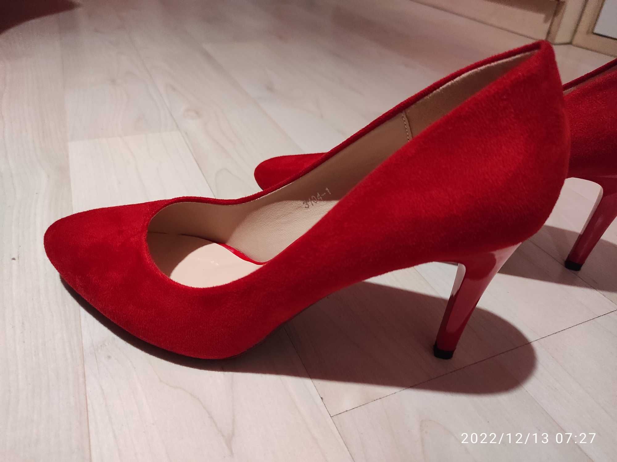 Продавам елегантни червени обувки на висок ток