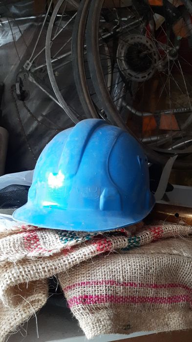 Защитные каски синего цвета