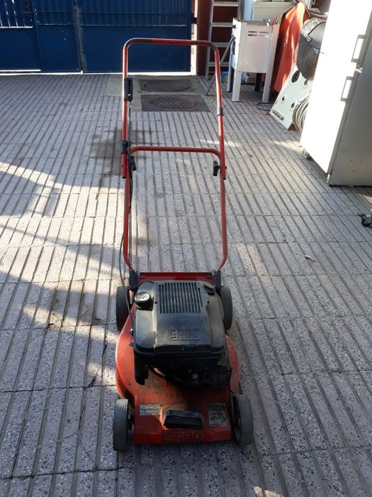 Mașină de tuns iarbă marca SABO preț. 520 lei.