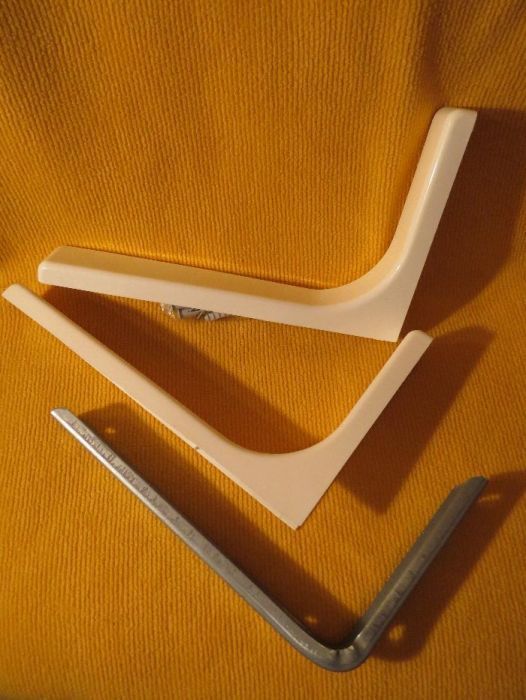 2 suporti cu cadru metalic si protectii de plastic pentru polite