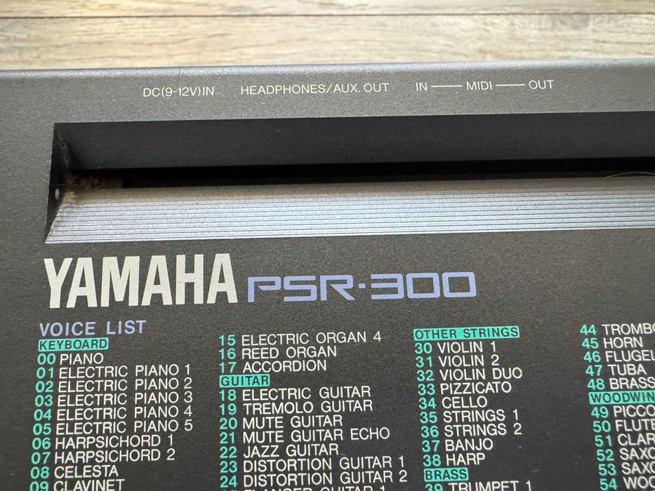 Синтезатор,пиано  YAMAHA PSR-300