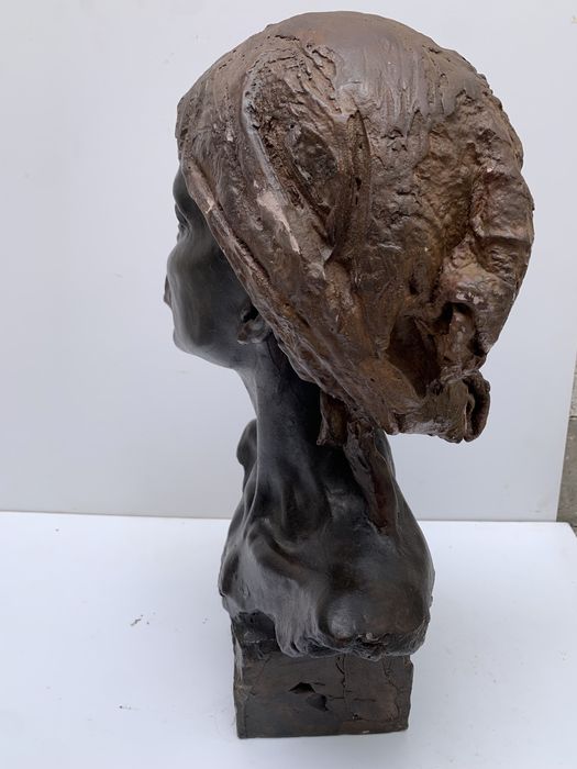 Скулптура бюст на африканска жена