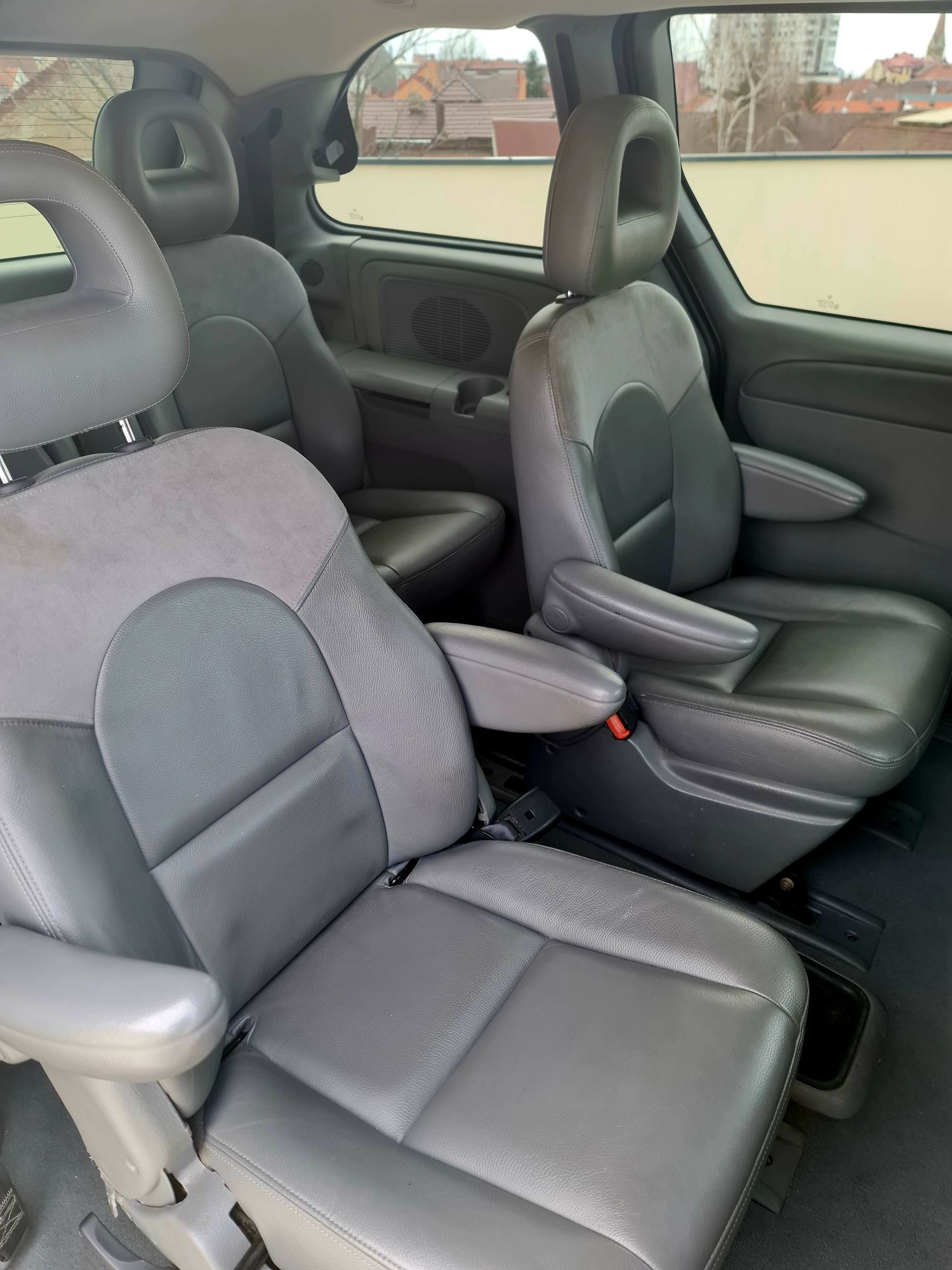 V/S/Rate Chrysler Voyager LX - 6 locuri ( cu vw sharan,seat,audi,bmw