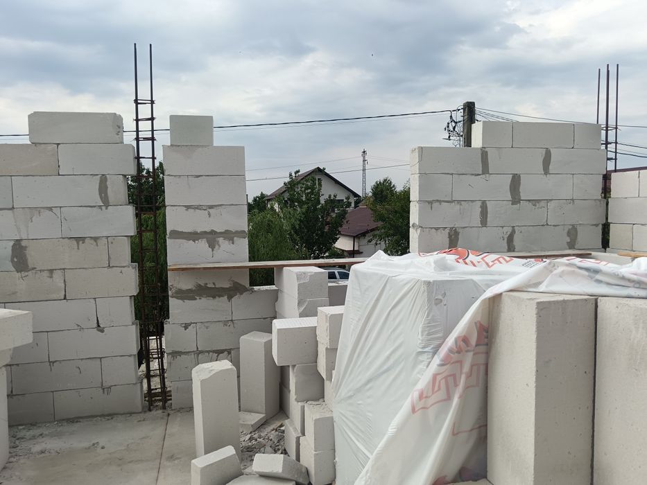 Construim case la rosu si cheie cu materiale
