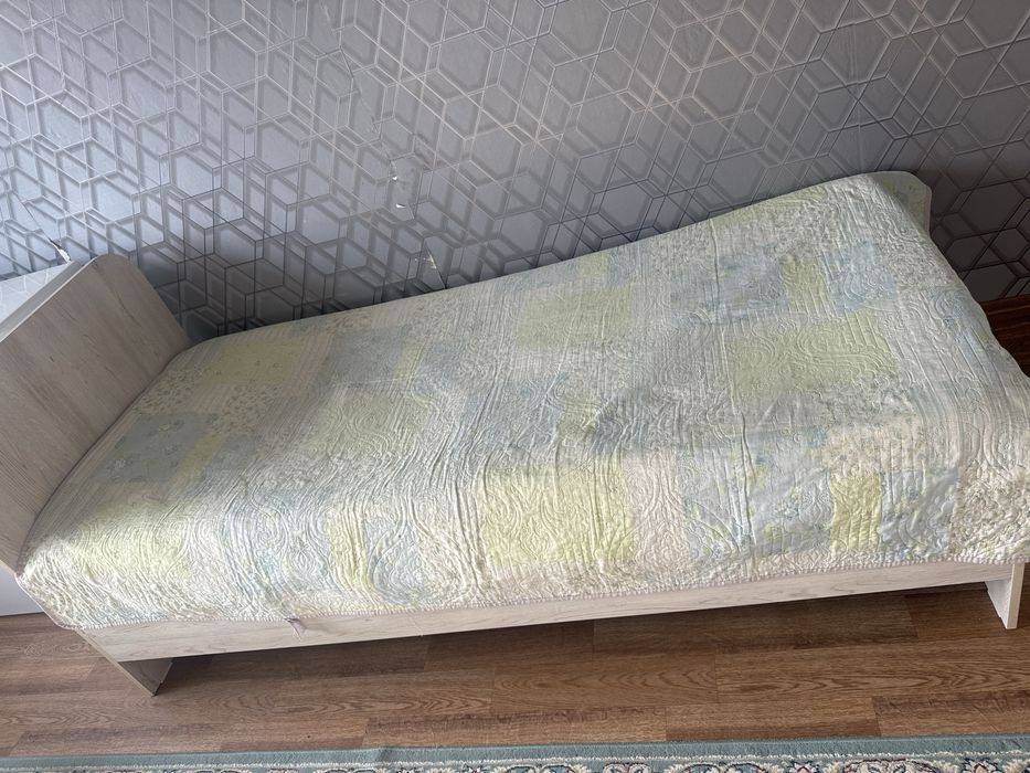 Кровать с матрасом