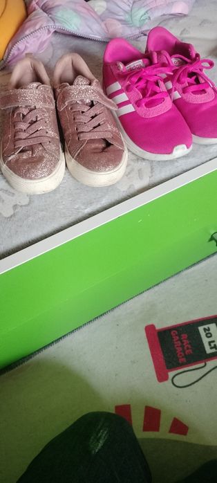 Vând lot adidas și sandalele
