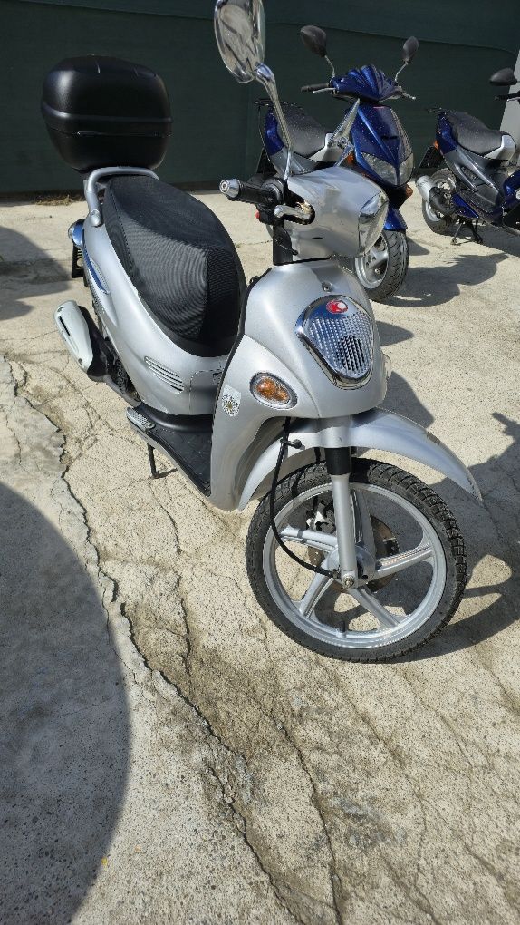 Scutere 49 și 125cc