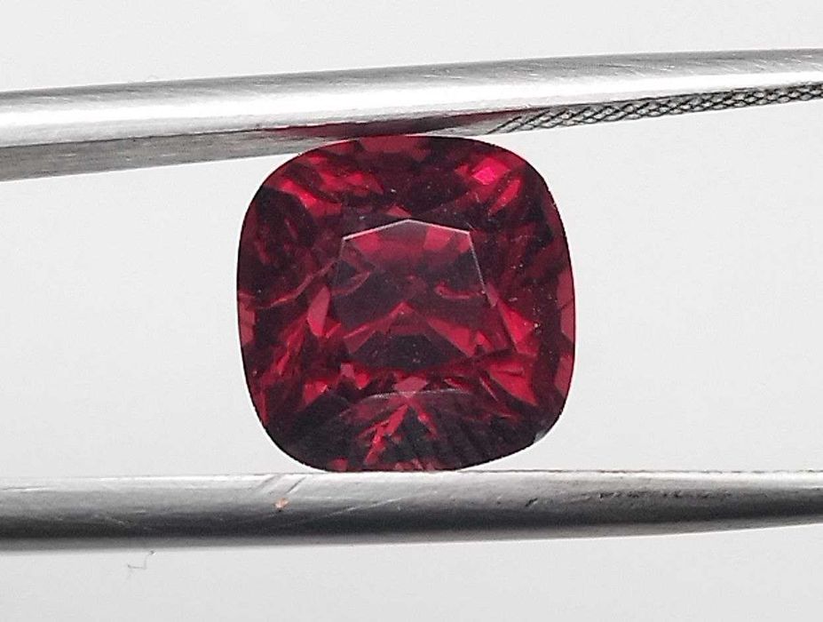 Прекрасен шпинел в топ червен цвят - 2.96Кт.! Сертифициран! НОВ!