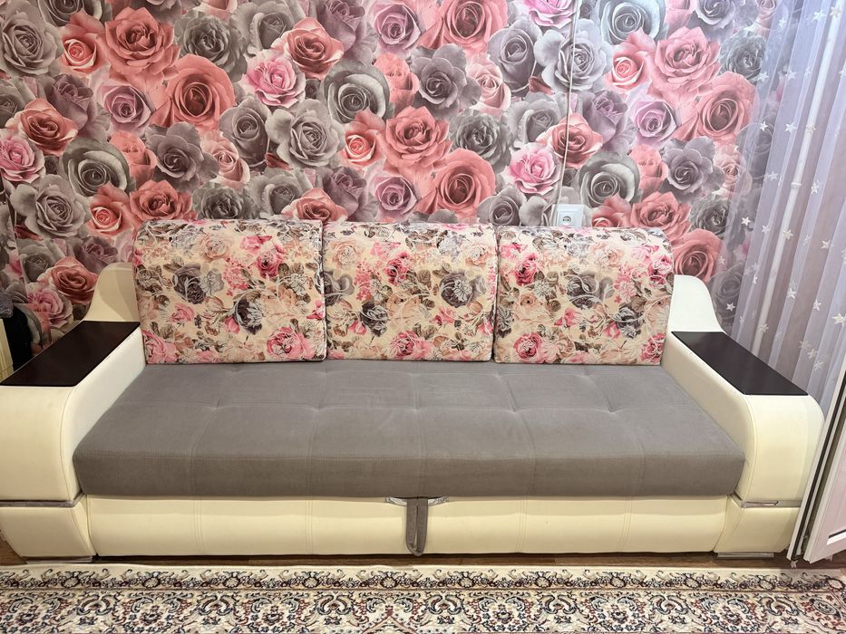 Диван с подушками б/у