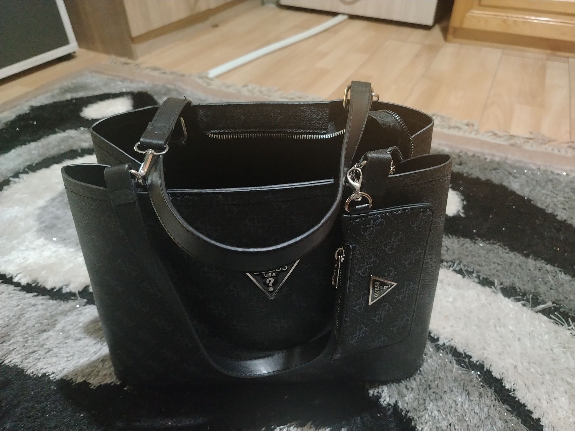 Дамска чанта Guess