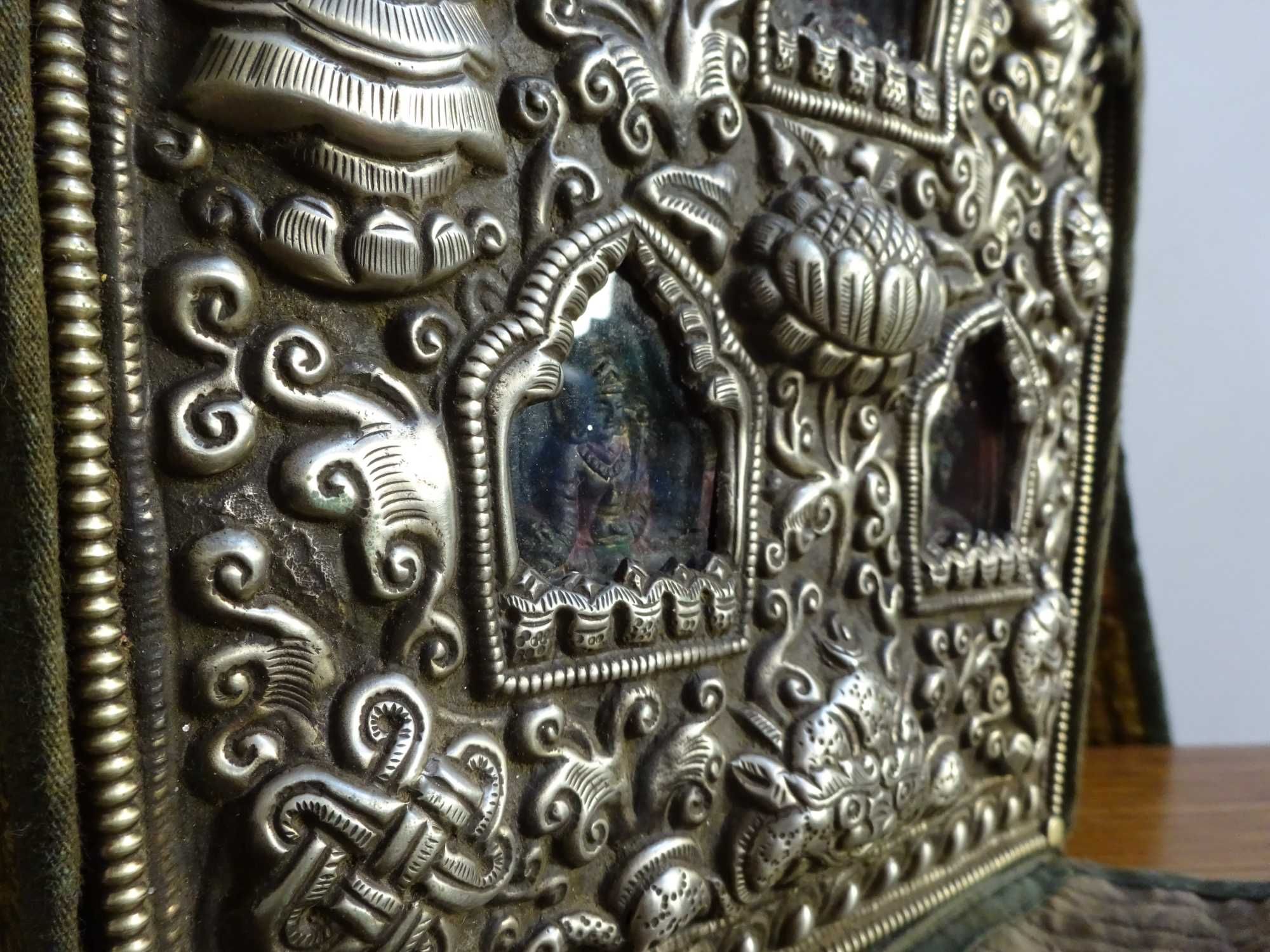 Altar tibetan trei Buddha MARE - Ghau din argint, Nepal, sec. 19