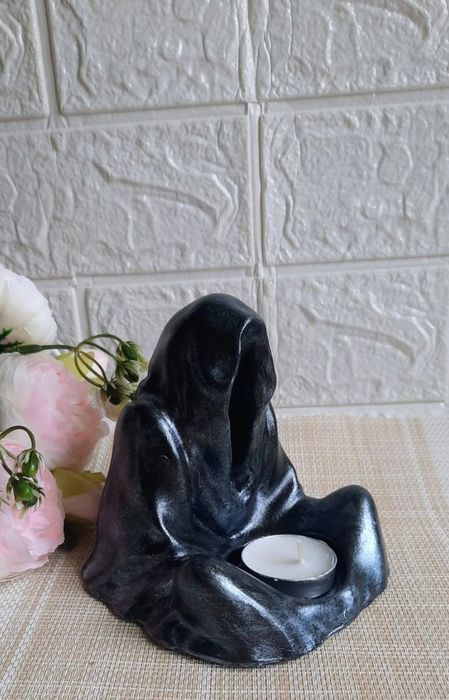 Безликий монах подсвечник