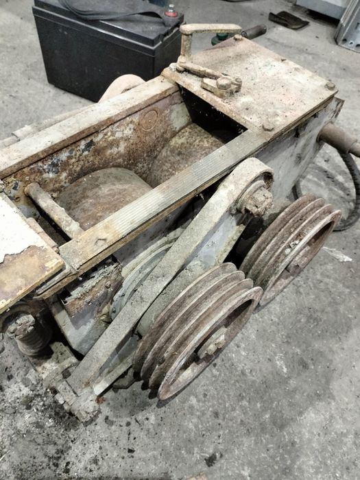 Заводской дробилка