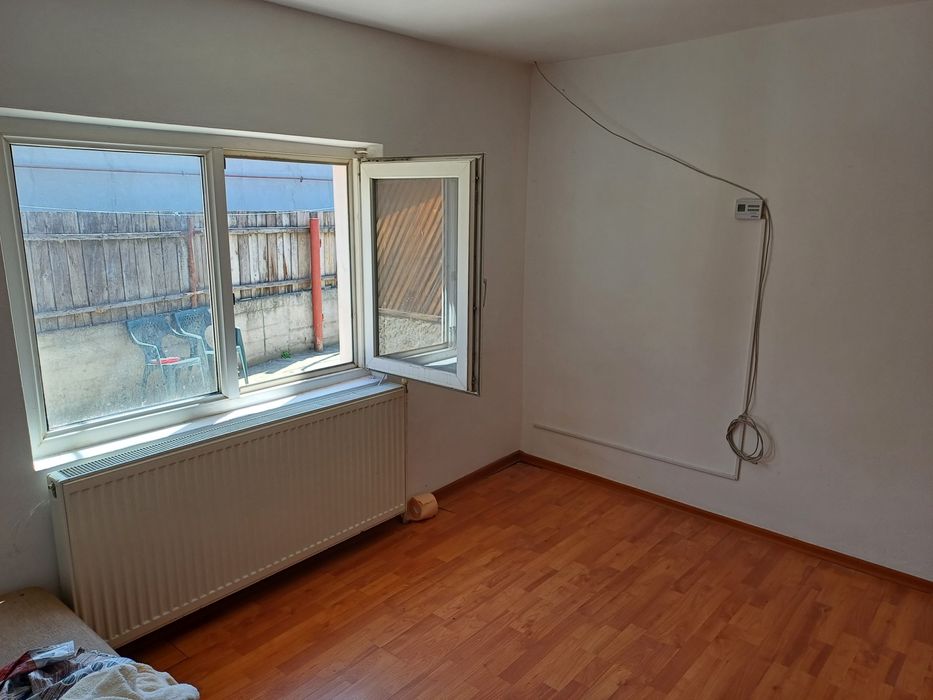 Închiriez casa în Buzău cart.Posta, 4 camere, 2bai .,bucătărie etc