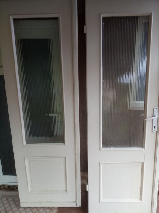 Vând uși de interior din lemn masiv