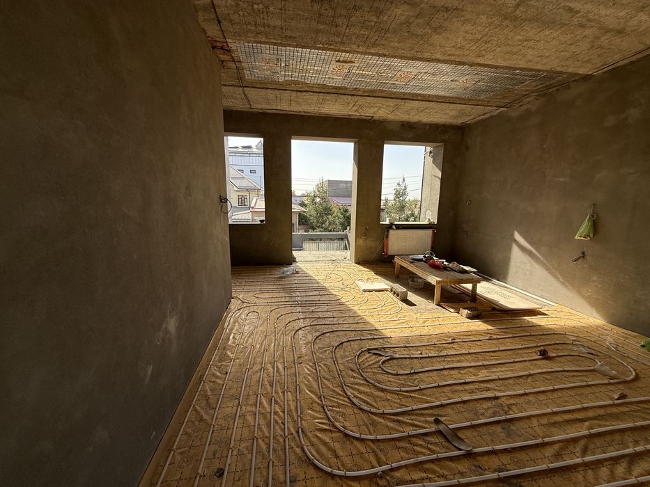 Участок, коробка с сантехникой, электрикой и бассейном