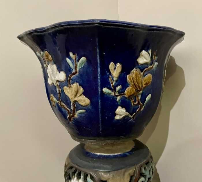 Superb piedestal cu jardiniera-maiolica antica-flori in relief-Italia