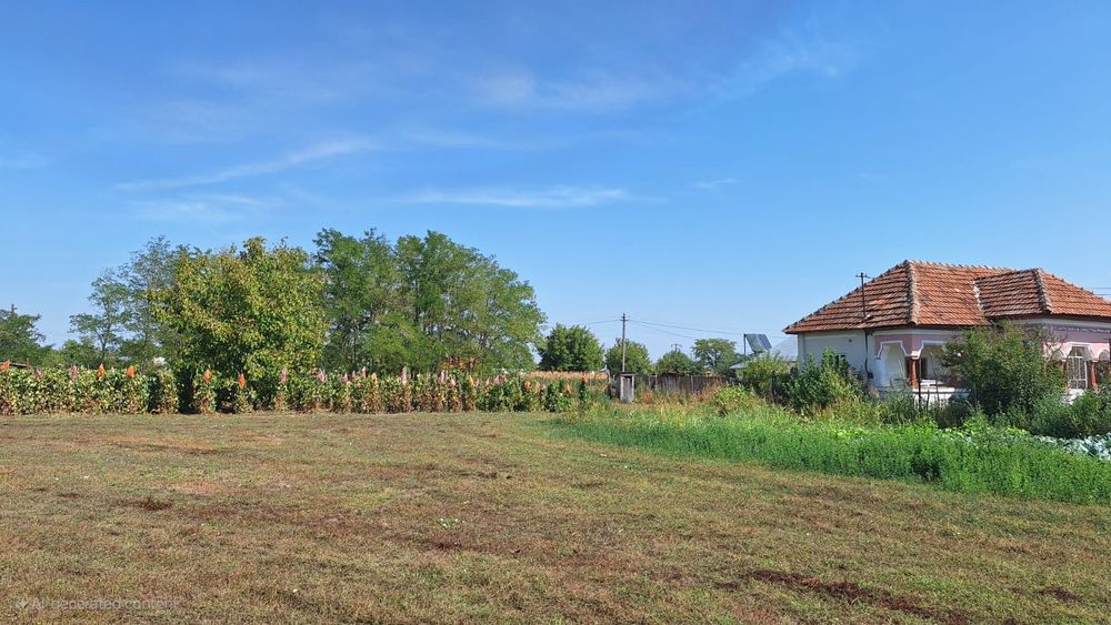 Teren cu casă bătrânească, com. Voicești, jud. Vâlcea 35000 €