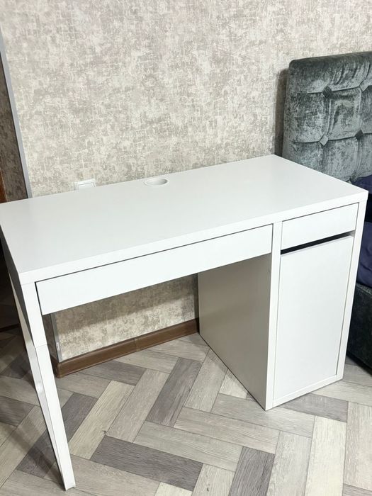 Срочно! Продам стол Икея. В подарок стеллаж Икея!
