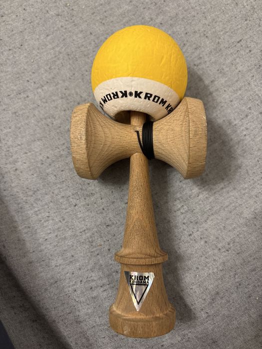 Kendama krom pop rubber galbena