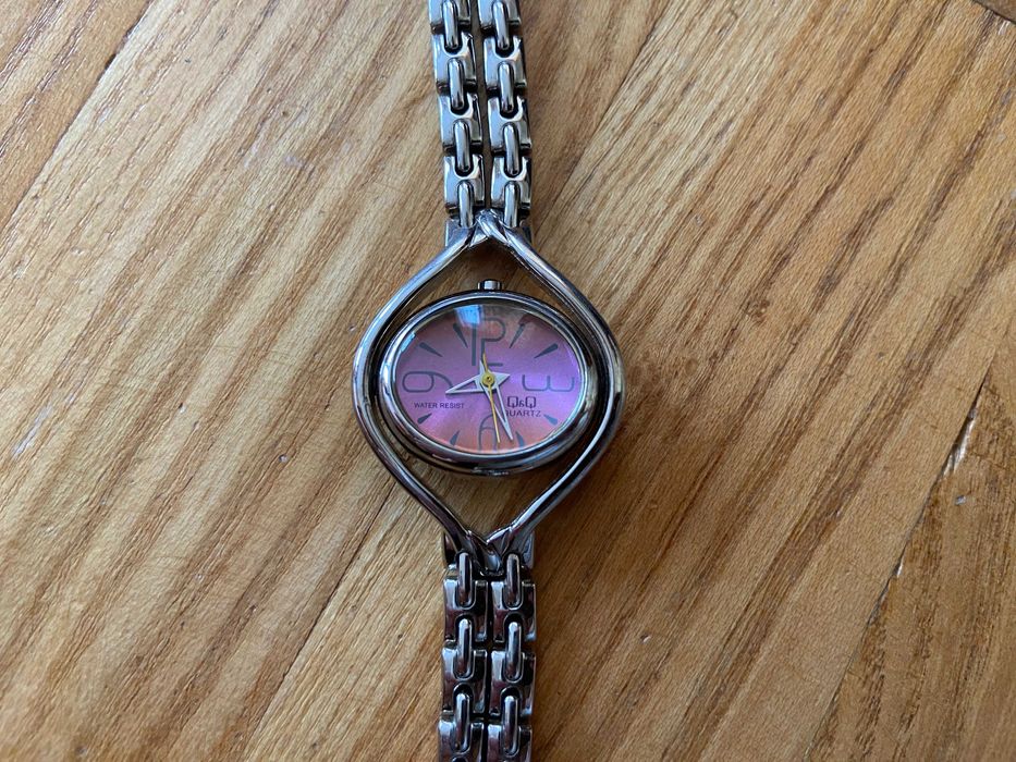 Дамски часовник Q&Q - метален с перлено розово; за тънка китка