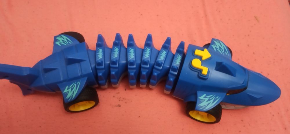 Продавам музикална кола-акул