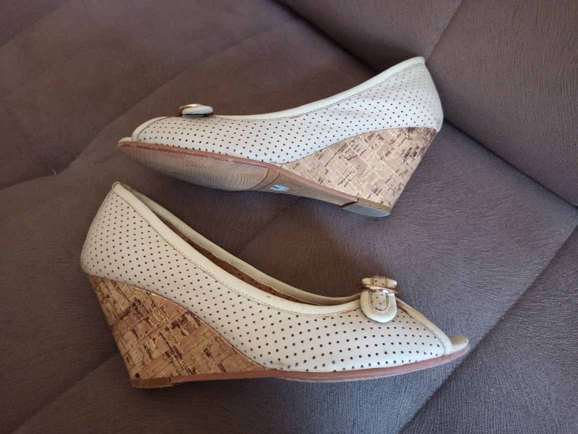 Продам женские туфли - босоножки качество отличное покупали в РФ