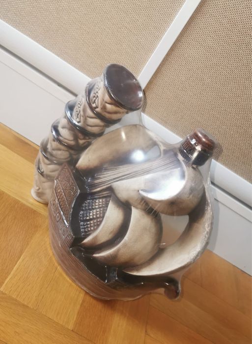 Керамичен чисто нов сервиз вино ракия шише форма Кораб с платна 6 чаши