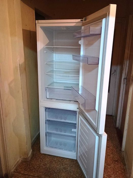 Vând Frigider Beko la prețul de 600 lei.