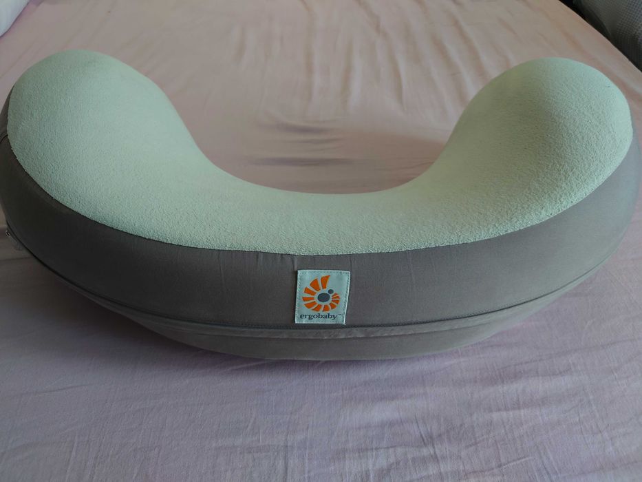 Ergobaby - възглавница за кърмене.