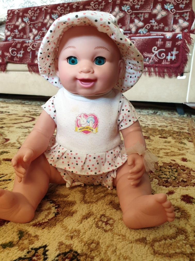 Игрушечный домик и кукла