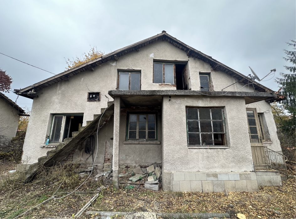 Имот с къща в с. Равно Поле, кв. Верила