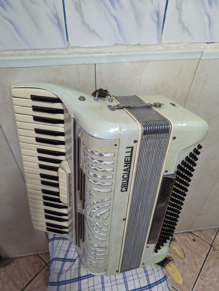 Acordeon italian Crucianelli cu 120 basi