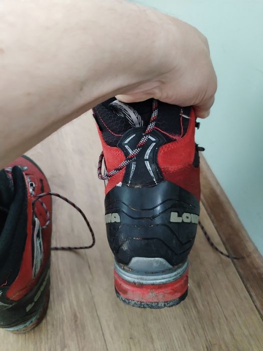 Обувки LOWA за преходи