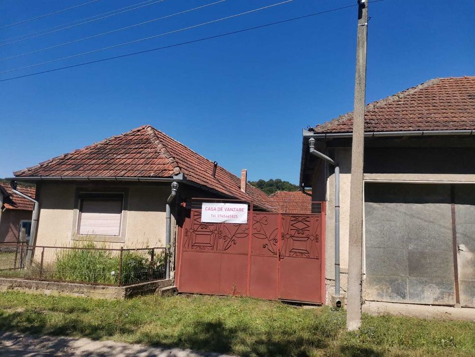 SE VINDE URGENT! Casa, anexe si anexe gospodaresti