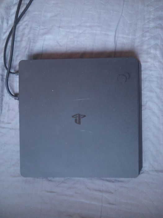 Vând Play station 4