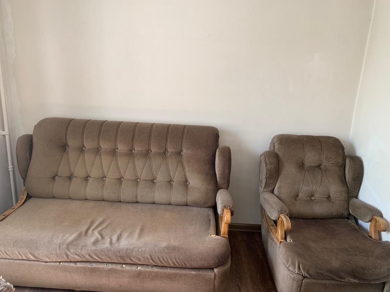 Продам стол и диван с креслом..