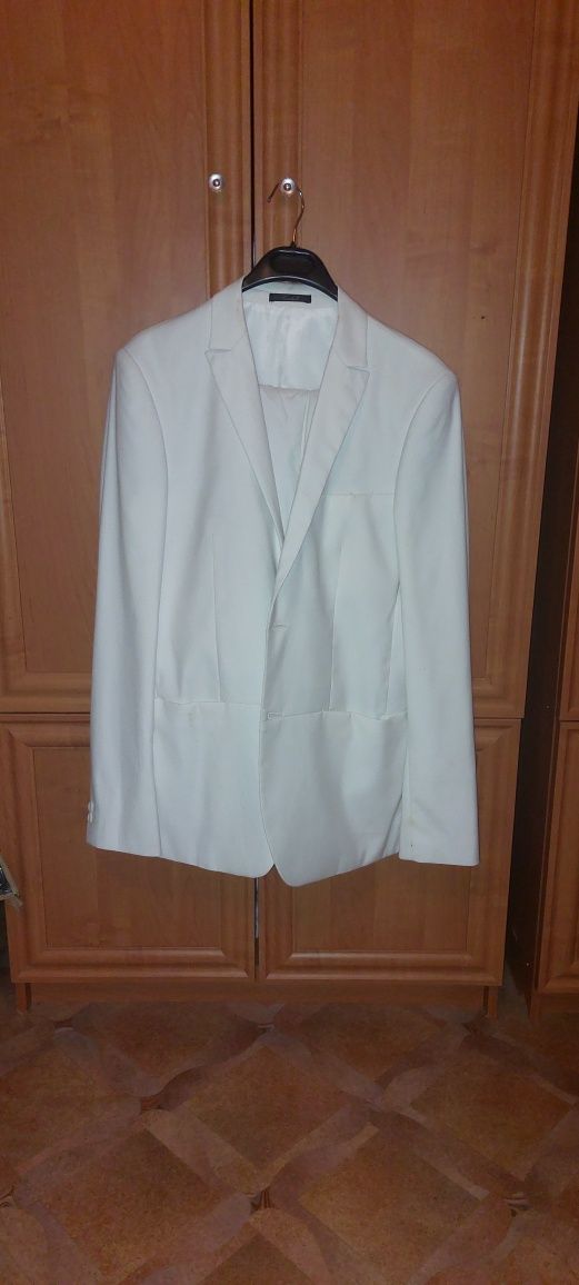 Продам белый костюм 50 размер и рубашка к нему