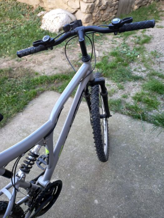 Vand biclcleta cu suspensii pentru drum de munte