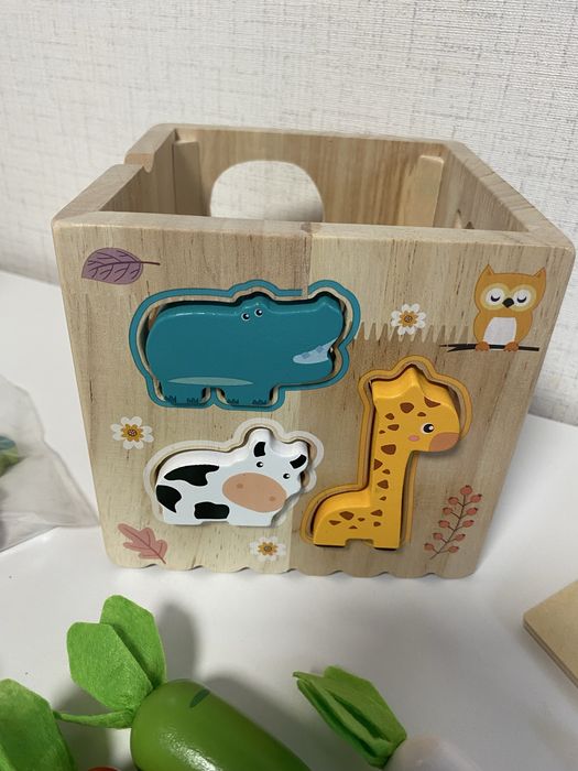 Сензорен дървен куб за двигателни умения - 8 в 1, монтесори