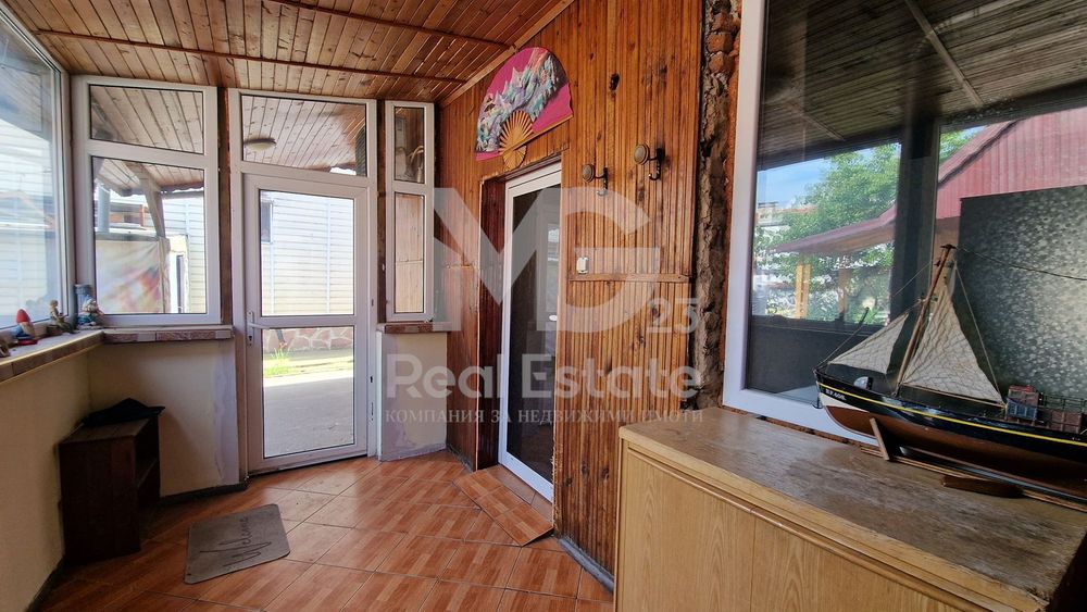 Едноетажна къща с двор и гараж!