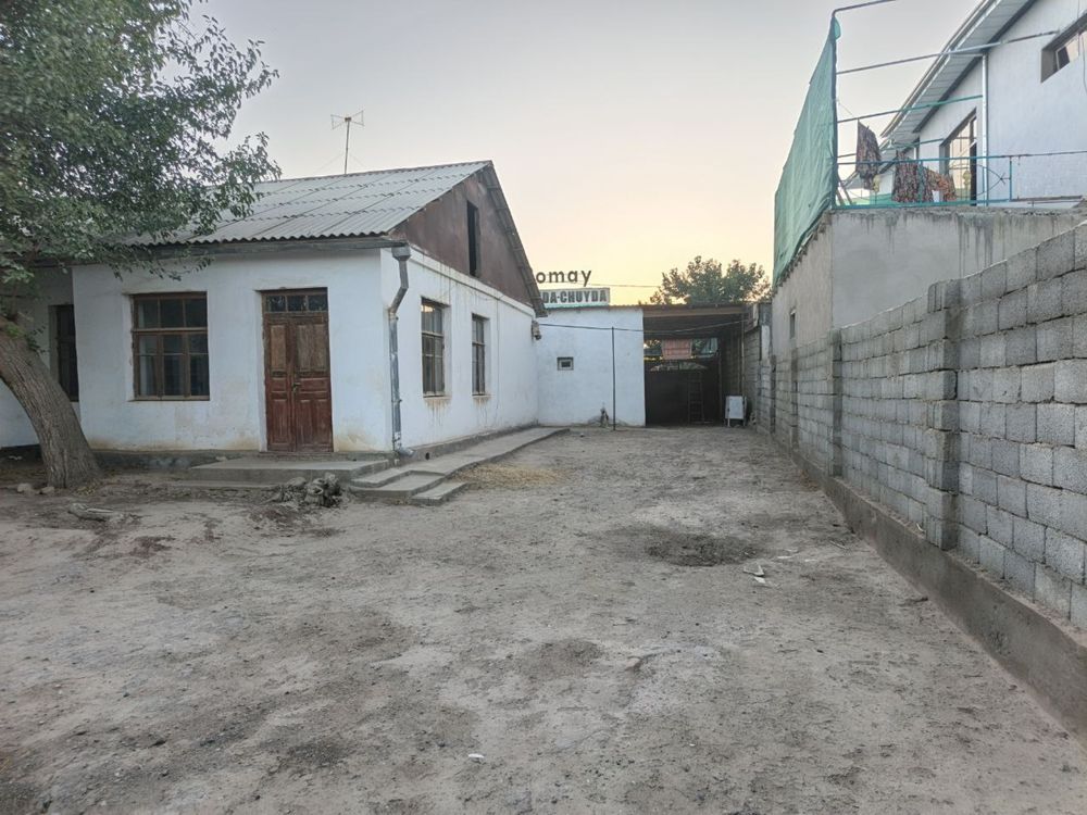 Продаётся двор с магазинами
